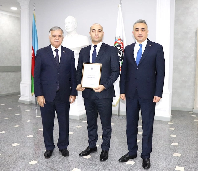 Vəkillər Kollegiyasının rəhbərliyi yeni hakim təyin olunan vəkilləri təltif edib — FOTOLAR