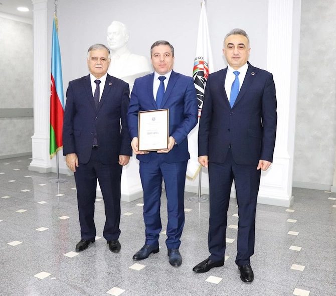 Vəkillər Kollegiyasının rəhbərliyi yeni hakim təyin olunan vəkilləri təltif edib — FOTOLAR