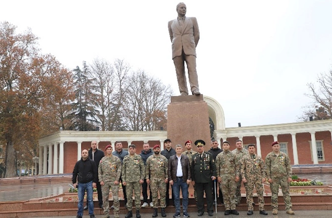 Xüsusi Təyinatlıların Qaziləri Şəhid ailələri və Veteranları ictimai birliyi Gəncədə tədbir keçirdi — FOTOLAR Xüsusi Təyinatlıların Qaziləri Şəhid ailələri və Veteranları ictimai birliyi Gəncədə tədbir keçirdi — FOTOLAR