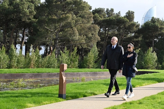 Prezident ailəsi ilə Mərkəzi Nəbatat Bağının açılışında — FOTOLAR Prezident ailəsi ilə Mərkəzi Nəbatat Bağının açılışında — FOTOLAR