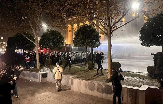 Zurabişvili Tbilisidə etirazçılara qoşulub — Nə baş verir? (FOTOLAR) Zurabişvili Tbilisidə etirazçılara qoşulub — Nə baş verir? (FOTOLAR)