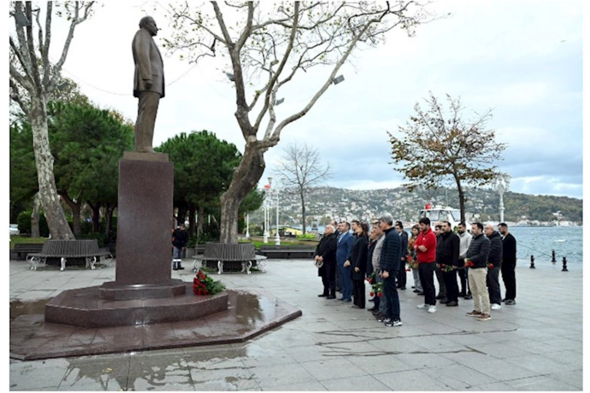 İstanbul sərgisinə qatılan Azərbaycan nümayəndə heyəti Heydər Əliyevin abidəsini ziyarət edib — FOTOLAR