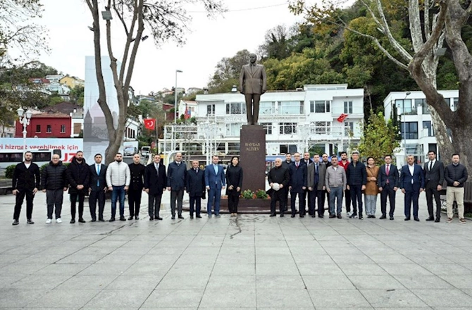 İstanbul sərgisinə qatılan Azərbaycan nümayəndə heyəti Heydər Əliyevin abidəsini ziyarət edib — FOTOLAR İstanbul sərgisinə qatılan Azərbaycan nümayəndə heyəti Heydər Əliyevin abidəsini ziyarət edib — FOTOLAR