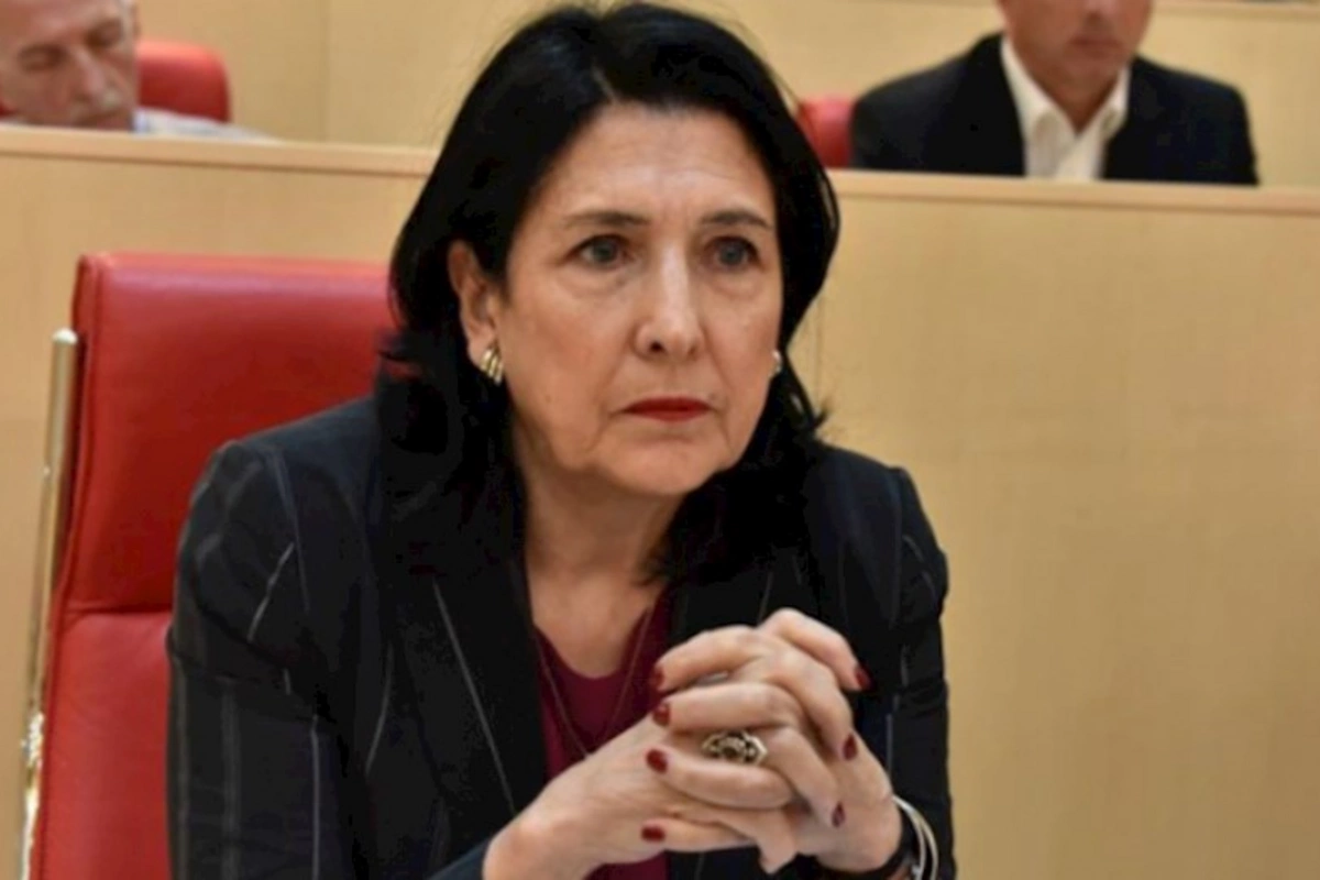 “Vətəndə baş verənlərə susmaq olmaz” — Zurabişvili xaricdə yaşayan gürcülərə müraciət etdi