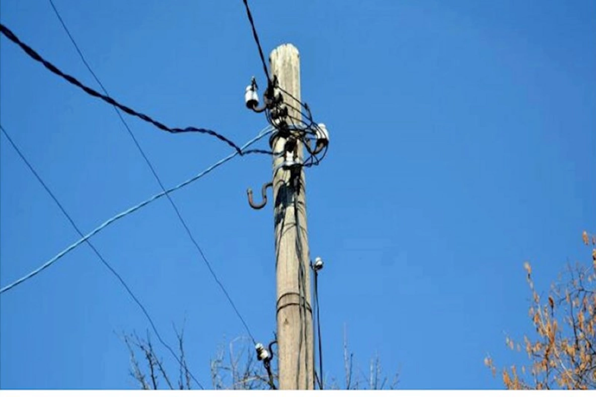 İki nəfər elektrik dirəyindən yıxıldı, biri öldü