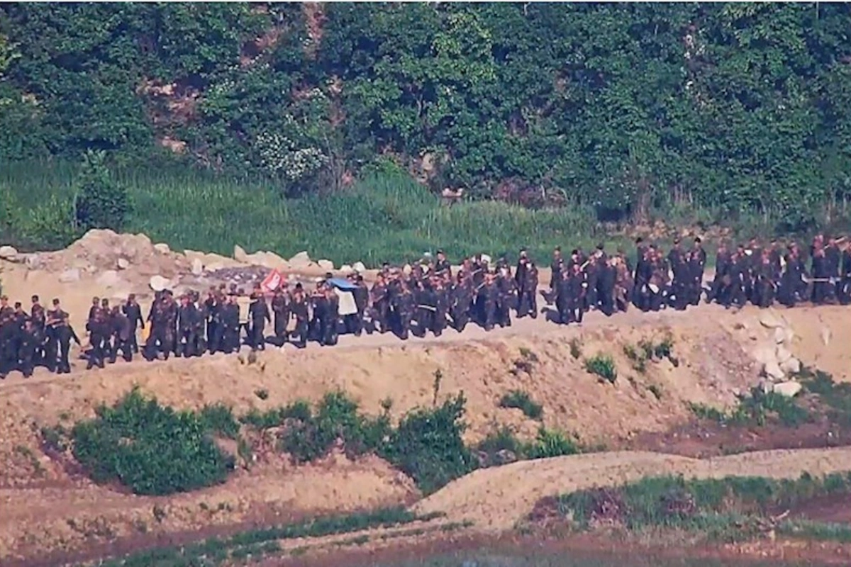 Şimali Koreya sərhəddə tank əleyhinə səngərlər qurur