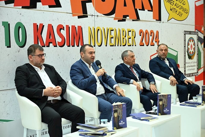 İstanbulda Aşıq Mikayıl Azaflı Seçilmiş şeirlər və Azərbaycan nağılları kitablarının təqdimatı keçirilib — FOTOLAR