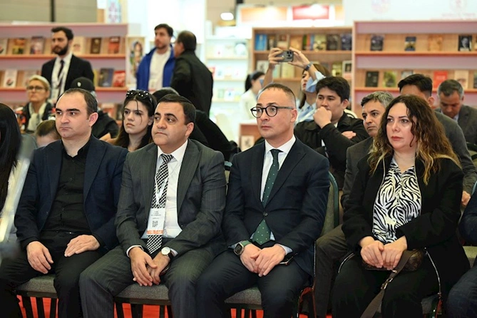 İstanbulda Aşıq Mikayıl Azaflı Seçilmiş şeirlər və Azərbaycan nağılları kitablarının təqdimatı keçirilib — FOTOLAR