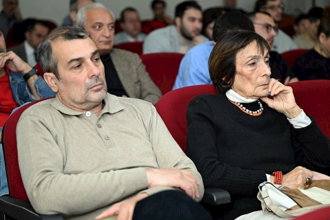 Mədəniyyət naziri film layihələri müsabiqəsinin qalibləri ilə görüşdü — FOTOLAR