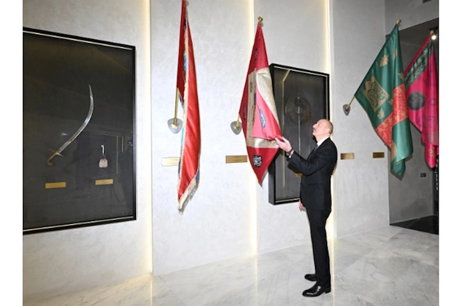 Prezident Dövlət Bayrağı Meydanında üçrəngli Bayrağımızı ucaltdı — FOTOLAR (YENİLƏNİB)