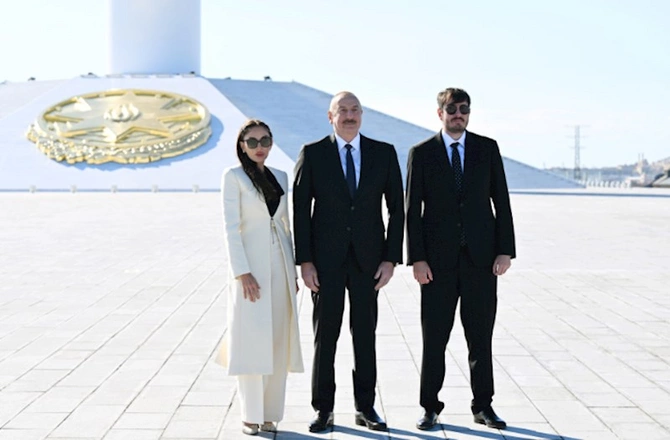Prezident Dövlət Bayrağı Meydanında üçrəngli Bayrağımızı ucaltdı — FOTOLAR (YENİLƏNİB)