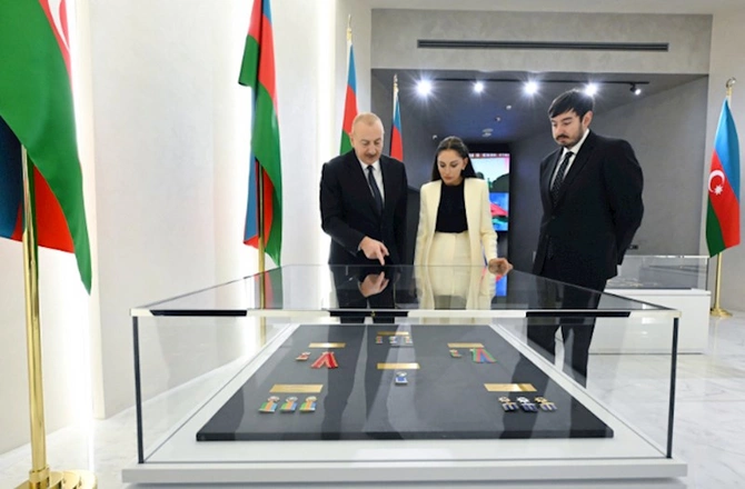 Prezident Dövlət Bayrağı Meydanında üçrəngli Bayrağımızı ucaltdı — FOTOLAR (YENİLƏNİB)