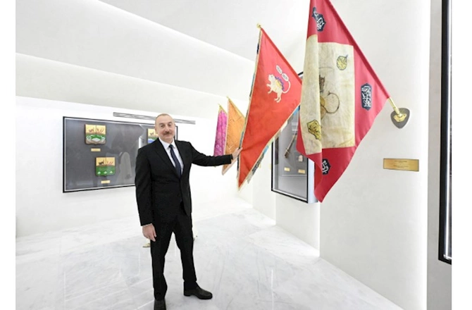 Prezident Dövlət Bayrağı Meydanında üçrəngli Bayrağımızı ucaltdı — FOTOLAR (YENİLƏNİB)
