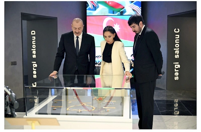Prezident Dövlət Bayrağı Meydanında üçrəngli Bayrağımızı ucaltdı — FOTOLAR (YENİLƏNİB)