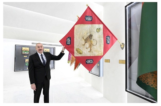 Prezident Dövlət Bayrağı Meydanında üçrəngli Bayrağımızı ucaltdı — FOTOLAR (YENİLƏNİB)