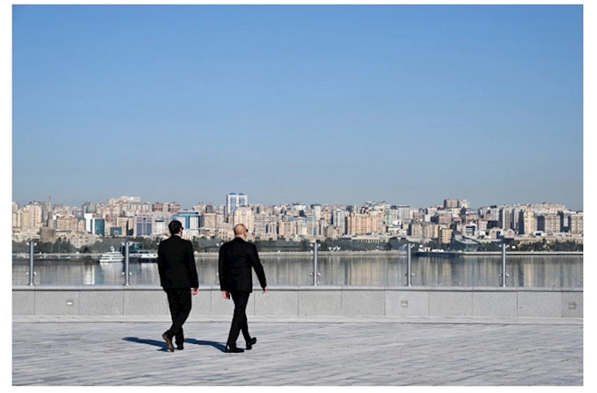Prezident Dövlət Bayrağı Meydanında üçrəngli Bayrağımızı ucaltdı — FOTOLAR (YENİLƏNİB)