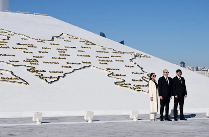 Prezident Dövlət Bayrağı Meydanında üçrəngli Bayrağımızı ucaltdı — FOTOLAR (YENİLƏNİB)