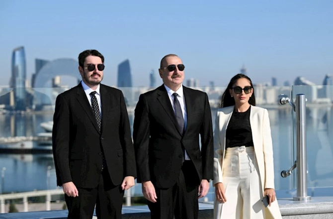 Prezident Dövlət Bayrağı Meydanında üçrəngli Bayrağımızı ucaltdı — FOTOLAR (YENİLƏNİB)