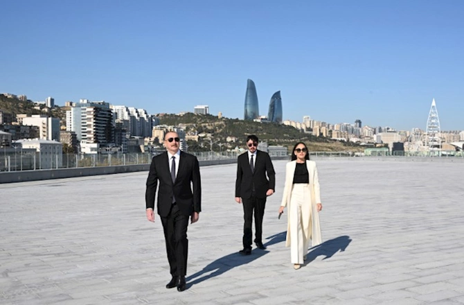 Prezident Dövlət Bayrağı Meydanında üçrəngli Bayrağımızı ucaltdı — FOTOLAR (YENİLƏNİB)