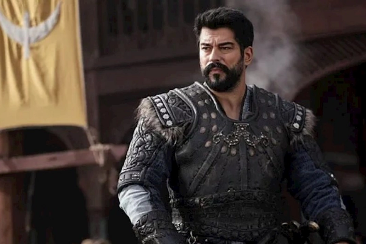 Onun yerinə Burak Özçivit gəlir