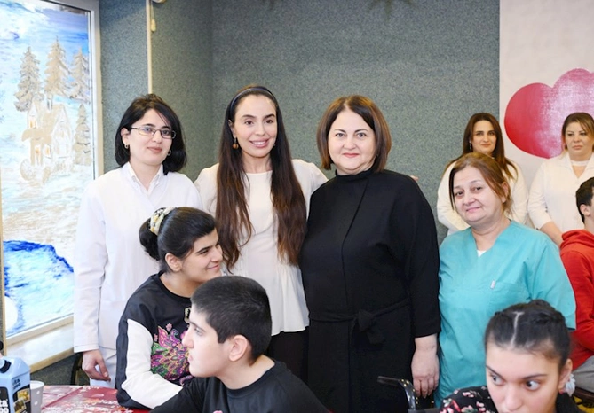 Leyla Əliyeva onlarla birgə rəqs etdi — FOTOLAR Leyla Əliyeva onlarla birgə rəqs etdi — FOTOLAR