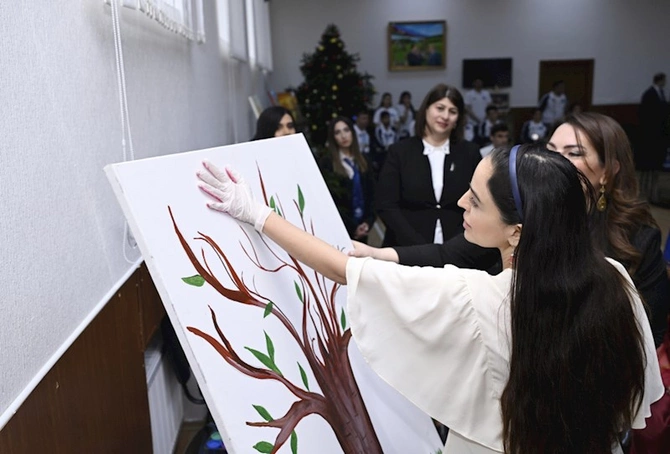 Leyla Əliyeva onlarla birgə rəqs etdi — FOTOLAR Leyla Əliyeva onlarla birgə rəqs etdi — FOTOLAR