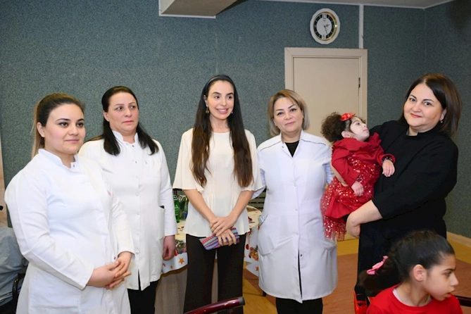 Leyla Əliyeva onlarla birgə rəqs etdi — FOTOLAR Leyla Əliyeva onlarla birgə rəqs etdi — FOTOLAR