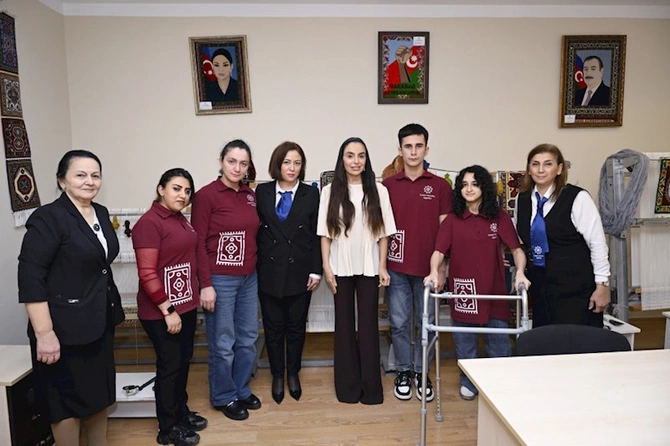Leyla Əliyeva onlarla birgə rəqs etdi — FOTOLAR Leyla Əliyeva onlarla birgə rəqs etdi — FOTOLAR