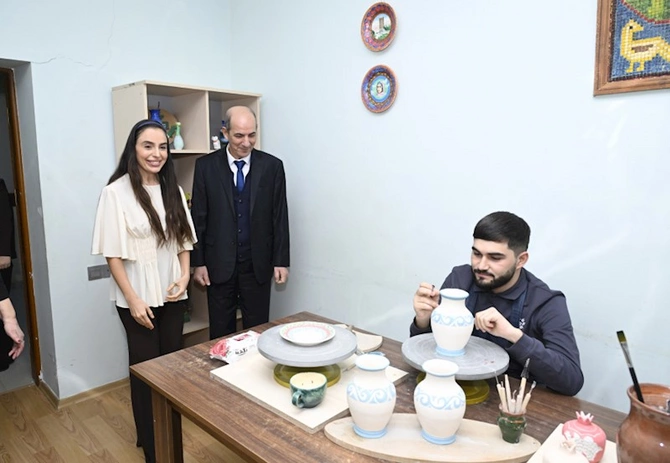 Leyla Əliyeva onlarla birgə rəqs etdi — FOTOLAR Leyla Əliyeva onlarla birgə rəqs etdi — FOTOLAR