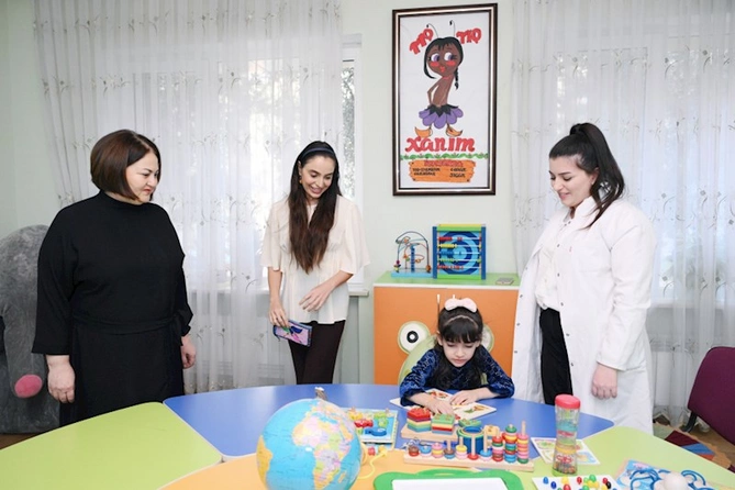 Leyla Əliyeva onlarla birgə rəqs etdi — FOTOLAR Leyla Əliyeva onlarla birgə rəqs etdi — FOTOLAR