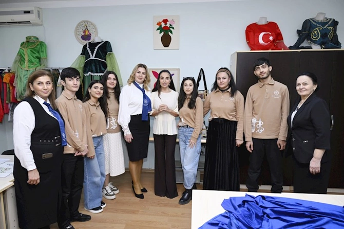Leyla Əliyeva onlarla birgə rəqs etdi — FOTOLAR Leyla Əliyeva onlarla birgə rəqs etdi — FOTOLAR