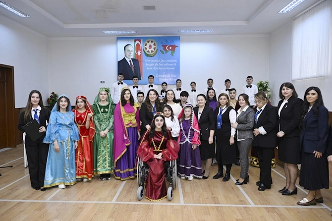 Leyla Əliyeva onlarla birgə rəqs etdi — FOTOLAR Leyla Əliyeva onlarla birgə rəqs etdi — FOTOLAR