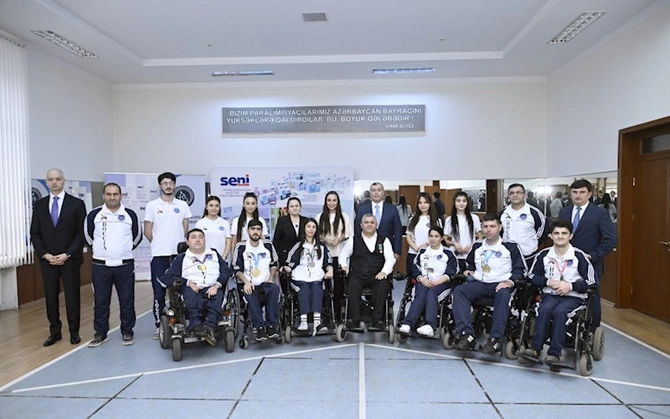 Leyla Əliyeva onlarla birgə rəqs etdi — FOTOLAR Leyla Əliyeva onlarla birgə rəqs etdi — FOTOLAR
