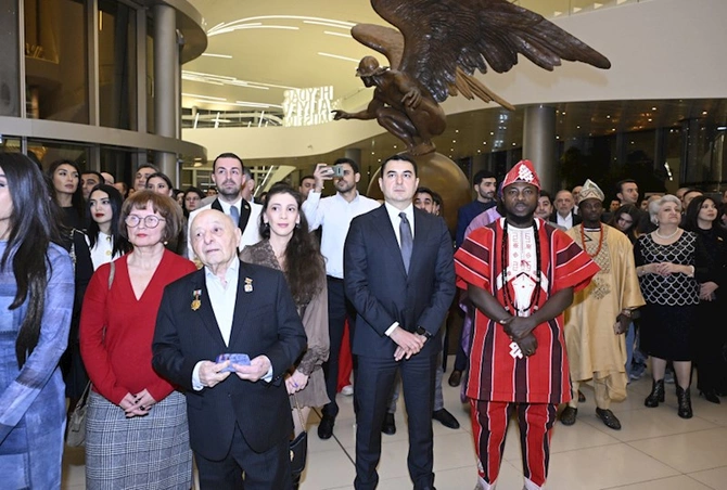 Leyla Əliyeva “Yenidən doğulmuş gözəllik” adlı sərgidə — FOTOLAR Leyla Əliyeva “Yenidən doğulmuş gözəllik” adlı sərgidə — FOTOLAR