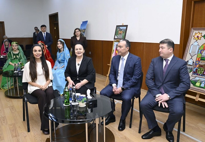 Leyla Əliyeva onlarla birgə rəqs etdi — FOTOLAR Leyla Əliyeva onlarla birgə rəqs etdi — FOTOLAR