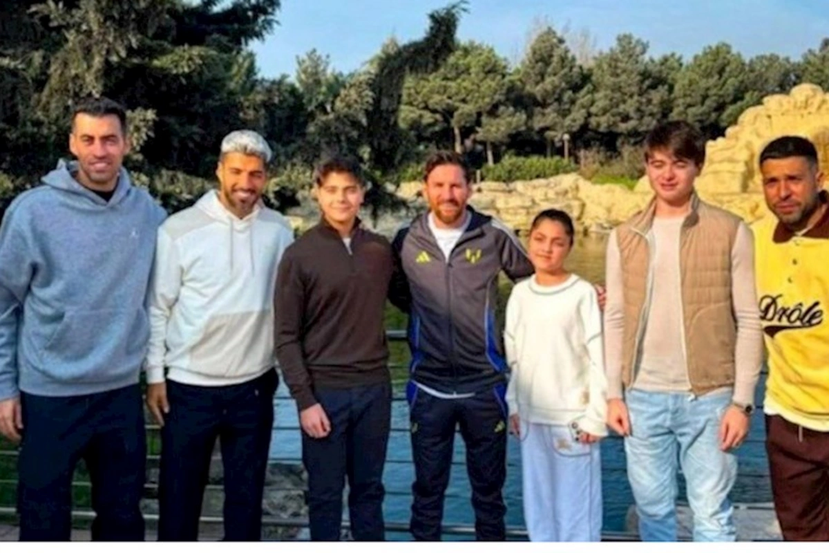 Prezidentin nəvələri Messi və komanda yoldaşları ilə görüşdü