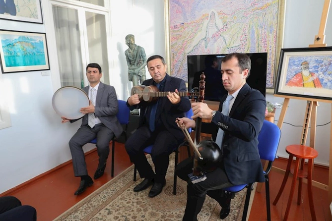 Sənət və ədəbiyyatın harmoniyasını nümayiş etdirən sərgi — Səttarın Füzulisi (FOTOLAR) Sənət və ədəbiyyatın harmoniyasını nümayiş etdirən sərgi — Səttarın Füzulisi (FOTOLAR)