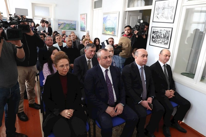 Sənət və ədəbiyyatın harmoniyasını nümayiş etdirən sərgi — Səttarın Füzulisi (FOTOLAR) Sənət və ədəbiyyatın harmoniyasını nümayiş etdirən sərgi — Səttarın Füzulisi (FOTOLAR)