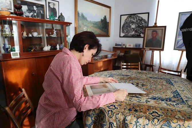Sənət və ədəbiyyatın harmoniyasını nümayiş etdirən sərgi — Səttarın Füzulisi (FOTOLAR) Sənət və ədəbiyyatın harmoniyasını nümayiş etdirən sərgi — Səttarın Füzulisi (FOTOLAR)
