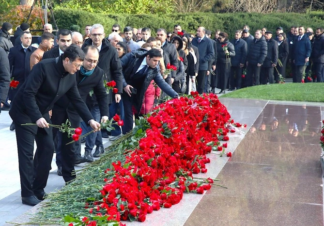 Ulu Öndər Heydər Əliyevin məzarı ziyarət olunub — FOTOLAR Ulu Öndər Heydər Əliyevin məzarı ziyarət olunub — FOTOLAR