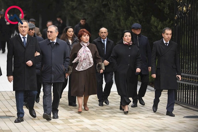 Dövlət və hökumət rəsmiləri ümummilli lider Heydər Əliyevin xatirəsini yad edirlər — FOTOLAR (YENİLƏNDİ)