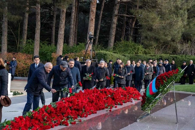 ETSN kollektivi Heydər Əliyevin xatirəsini yad etdi — FOTOLAR