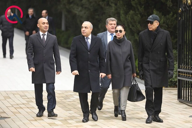 Dövlət və hökumət rəsmiləri ümummilli lider Heydər Əliyevin xatirəsini yad edirlər — FOTOLAR (YENİLƏNDİ)