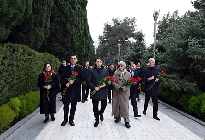 Mədəniyyət Nazirliyinin kollektivi Fəxri Xiyabanda — FOTOLAR Mədəniyyət Nazirliyinin kollektivi Fəxri Xiyabanda — FOTOLAR