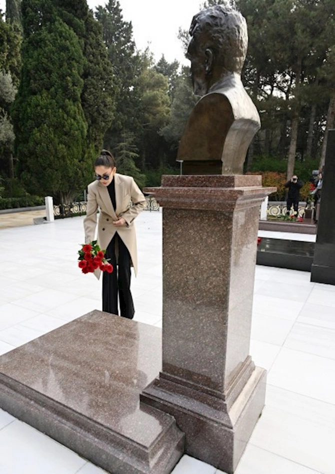Prezident və birinci xanım Heydər Əliyevin məzarını ziyarət etdi — YENİLƏNİB (FOTOLAR)