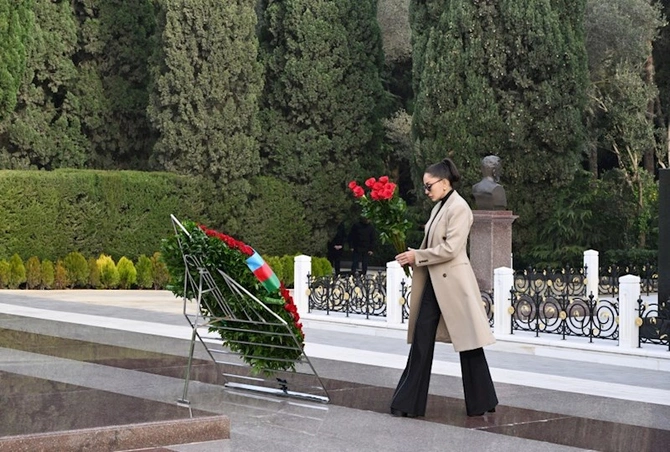 Prezident və birinci xanım Heydər Əliyevin məzarını ziyarət etdi — YENİLƏNİB (FOTOLAR)