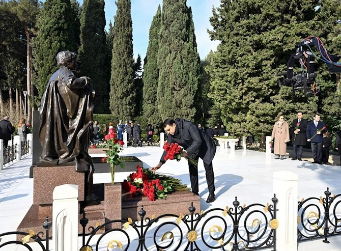 Mədəniyyət Nazirliyinin kollektivi Fəxri Xiyabanda — FOTOLAR Mədəniyyət Nazirliyinin kollektivi Fəxri Xiyabanda — FOTOLAR
