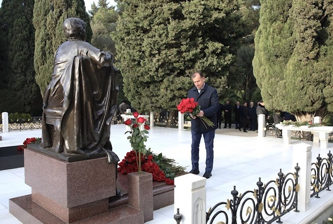 Ulu Öndər Heydər Əliyevin məzarı ziyarət olunub — FOTOLAR Ulu Öndər Heydər Əliyevin məzarı ziyarət olunub — FOTOLAR