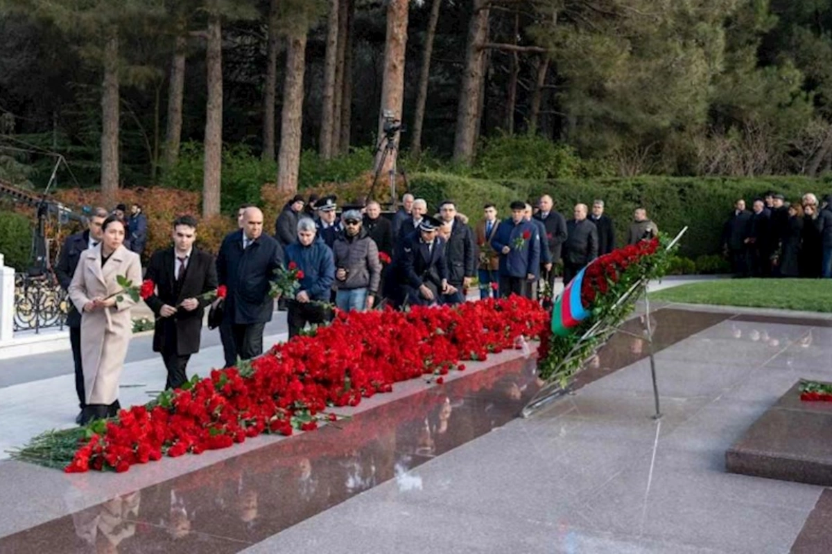 ETSN kollektivi Heydər Əliyevin xatirəsini yad etdi — FOTOLAR