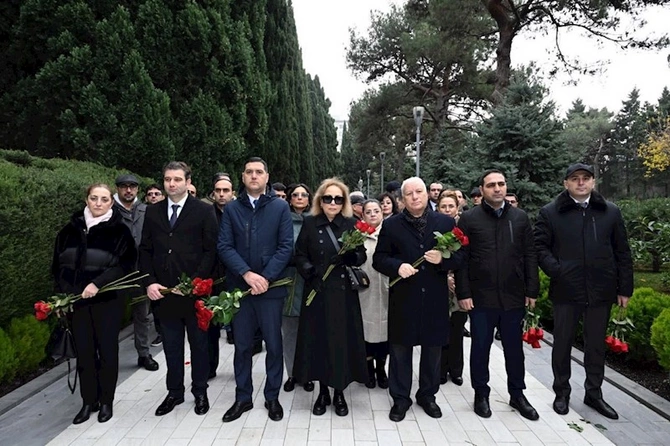Mədəniyyət Nazirliyinin kollektivi Fəxri Xiyabanda — FOTOLAR Mədəniyyət Nazirliyinin kollektivi Fəxri Xiyabanda — FOTOLAR